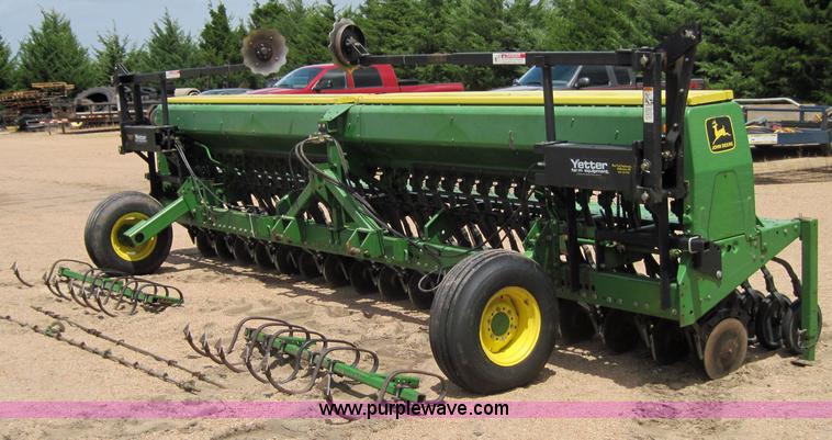 image for item 3919 John Deere 520 drill
