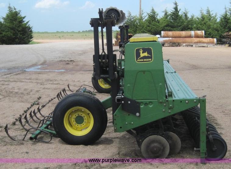 image for item 3919 John Deere 520 drill