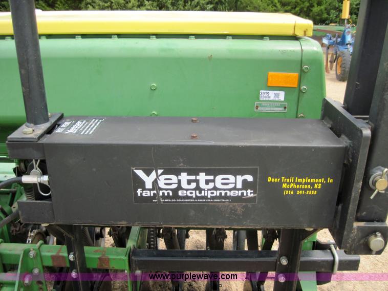image for item 3919 John Deere 520 drill