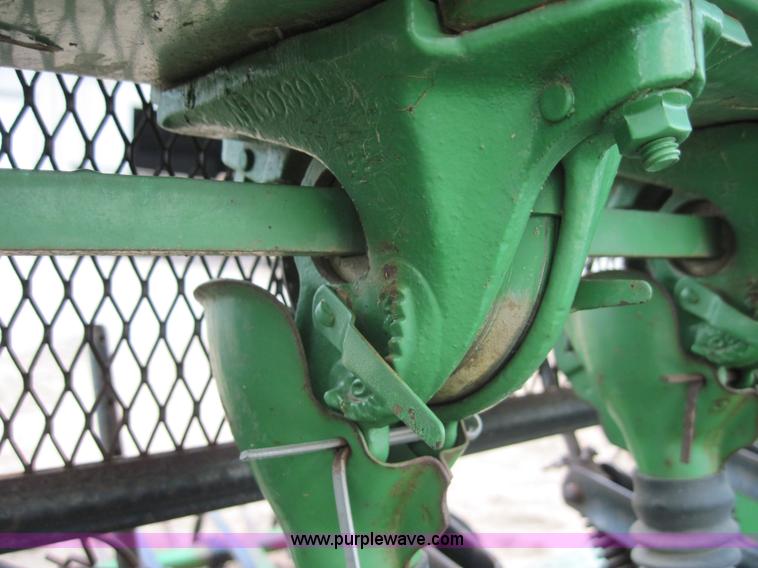 image for item 3919 John Deere 520 drill