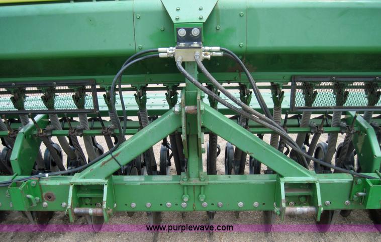 image for item 3919 John Deere 520 drill