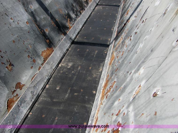 image for item 4618 2000 Red River Valley HULV237 live bottom trailer