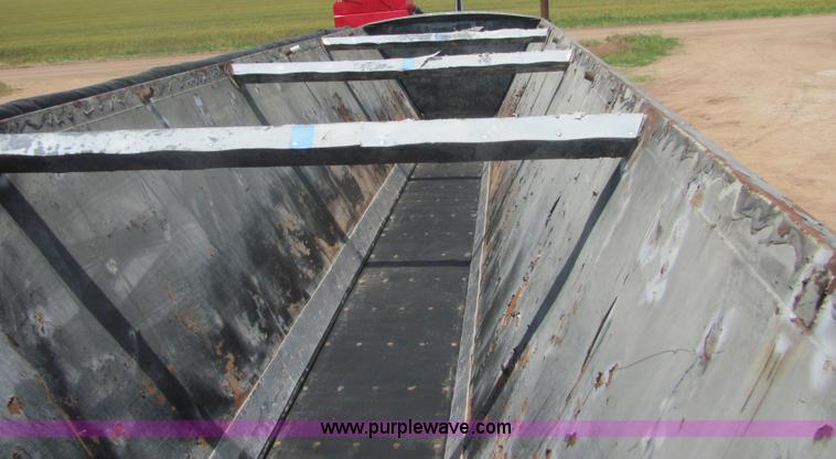 image for item 4618 2000 Red River Valley HULV237 live bottom trailer