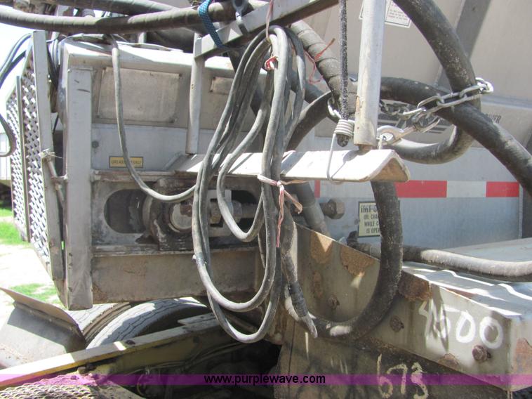 image for item 4618 2000 Red River Valley HULV237 live bottom trailer