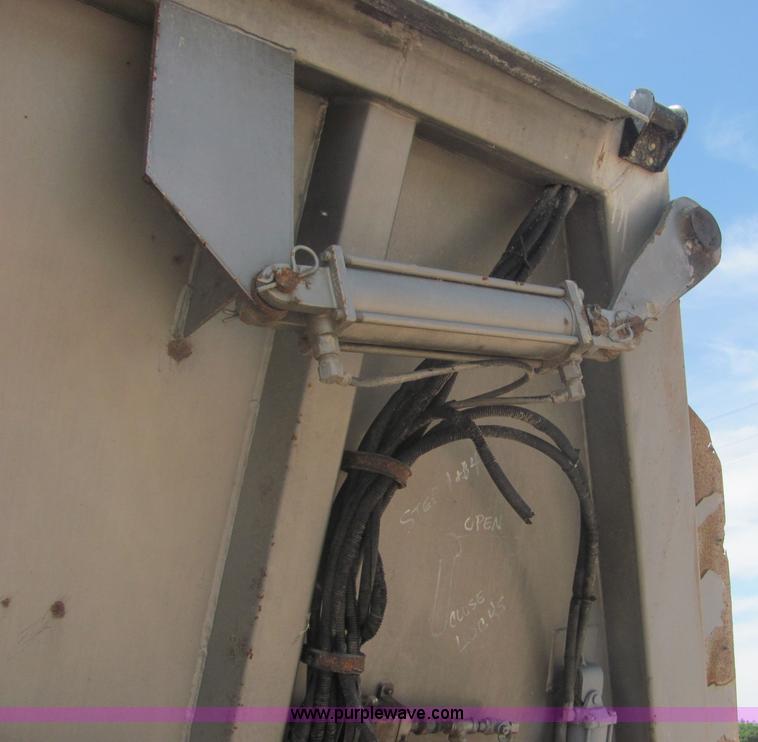 image for item 4618 2000 Red River Valley HULV237 live bottom trailer