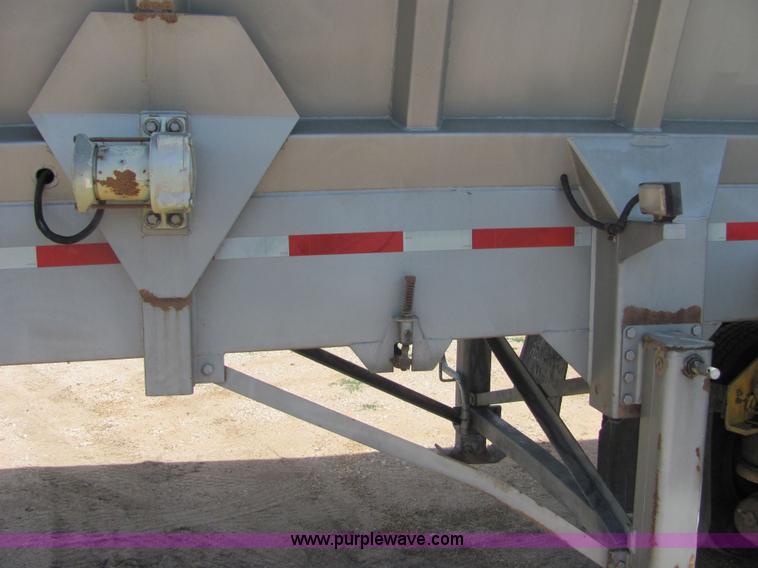 image for item 4618 2000 Red River Valley HULV237 live bottom trailer