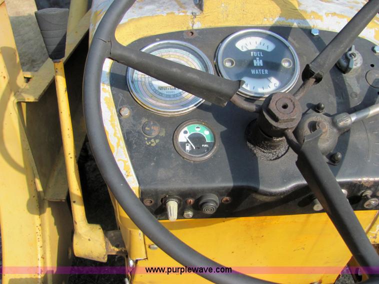 image for item 4806 International 2544 tractor with loader