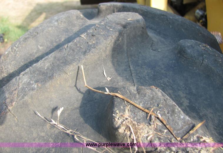 image for item 4806 International 2544 tractor with loader