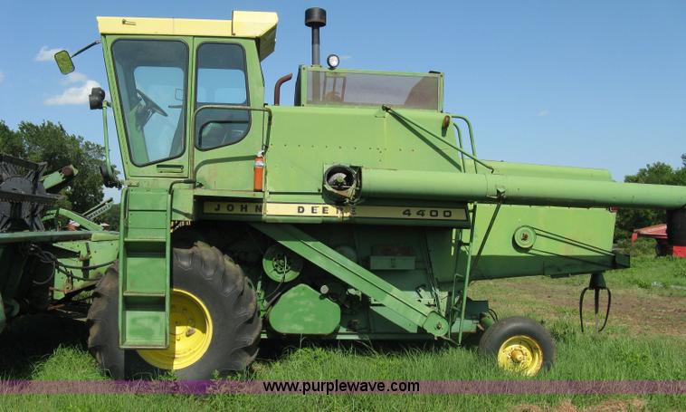 image for item 5042 John Deere 4400 combine with header