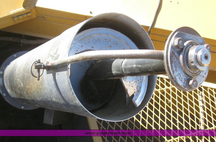 image for item 6135 2000 Caterpillar Lexion 485 combine