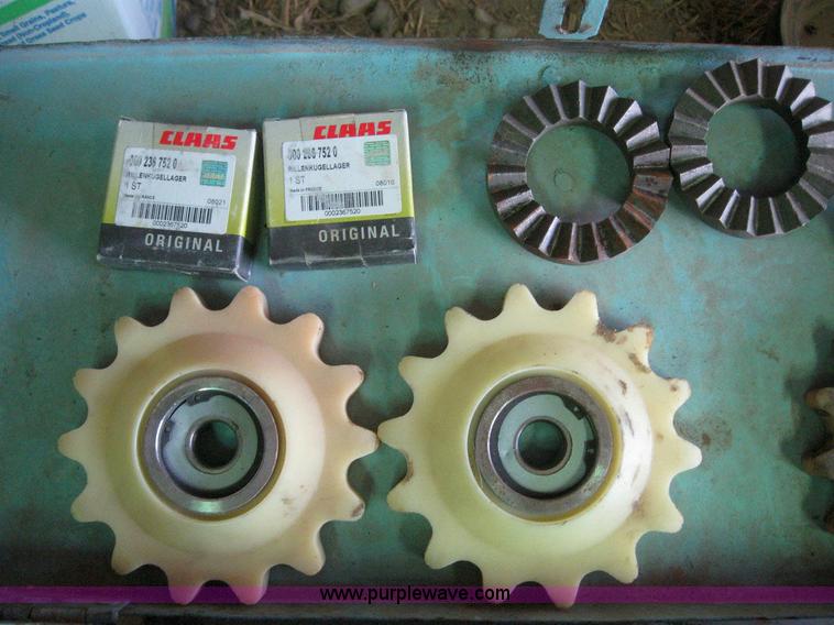 image for item 6137 Caterpillar Lexion 1230 12 row corn head