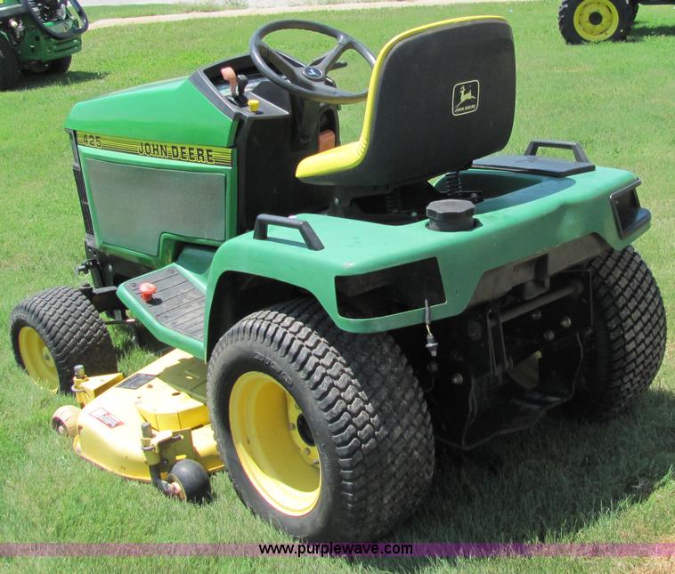 image for item 6794 1997 John Deere 425 riding lawn mower