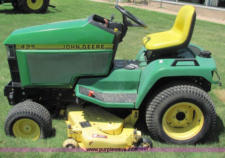 image for item 6794 1997 John Deere 425 riding lawn mower