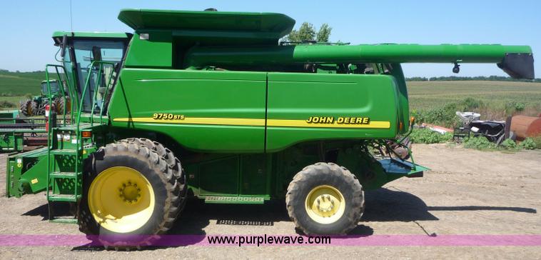 image for item 7003 2001 John Deere 9750STS combine