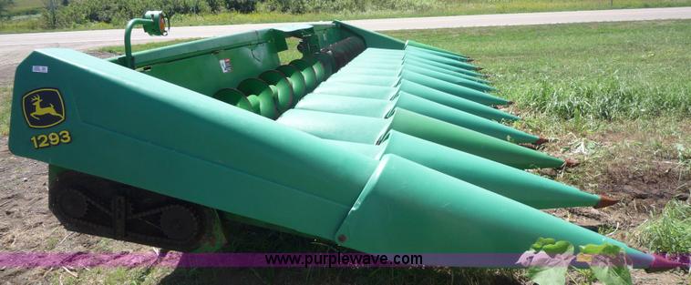image for item 7005 1996 John Deere 1293 corn head