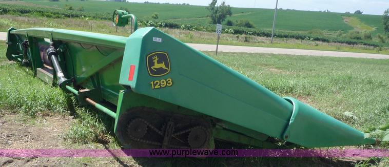 image for item 7005 1996 John Deere 1293 corn head