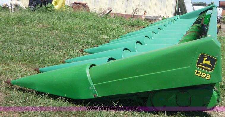 image for item 7005 1996 John Deere 1293 corn head