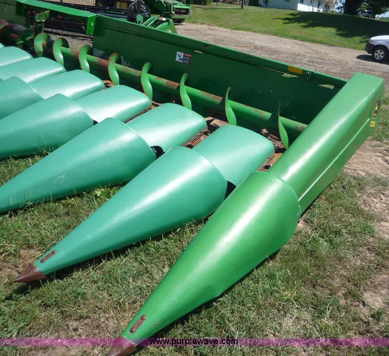 image for item 7005 1996 John Deere 1293 corn head