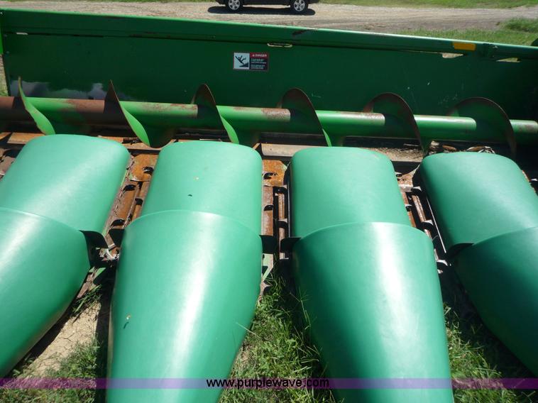 image for item 7005 1996 John Deere 1293 corn head