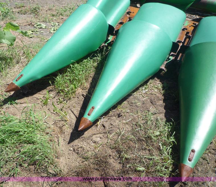 image for item 7005 1996 John Deere 1293 corn head