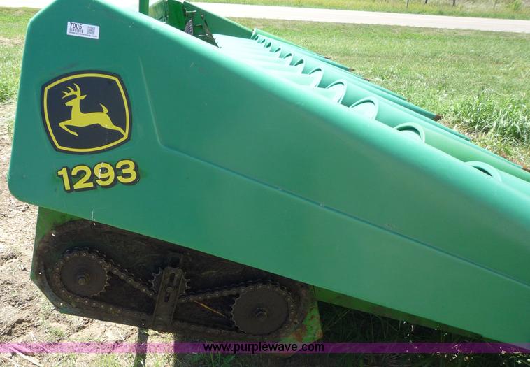 image for item 7005 1996 John Deere 1293 corn head
