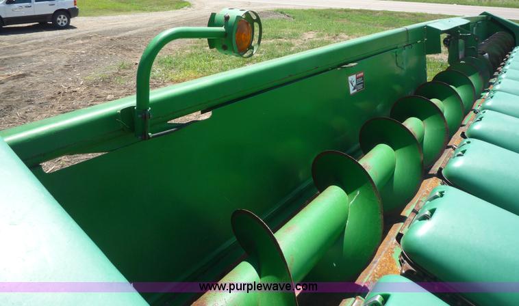 image for item 7005 1996 John Deere 1293 corn head