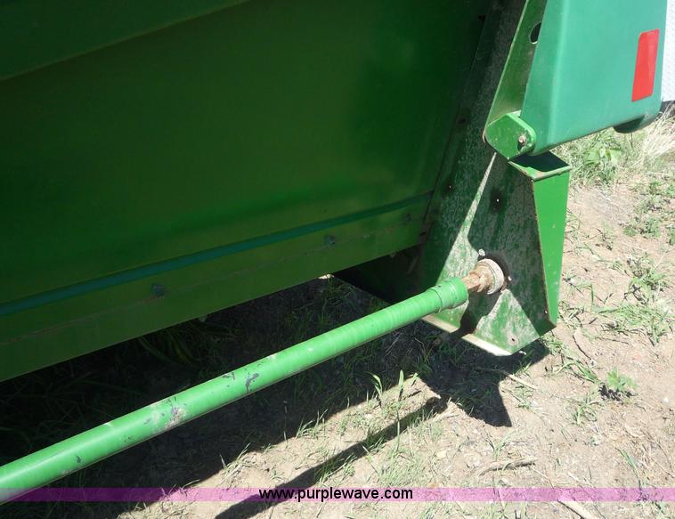 image for item 7005 1996 John Deere 1293 corn head