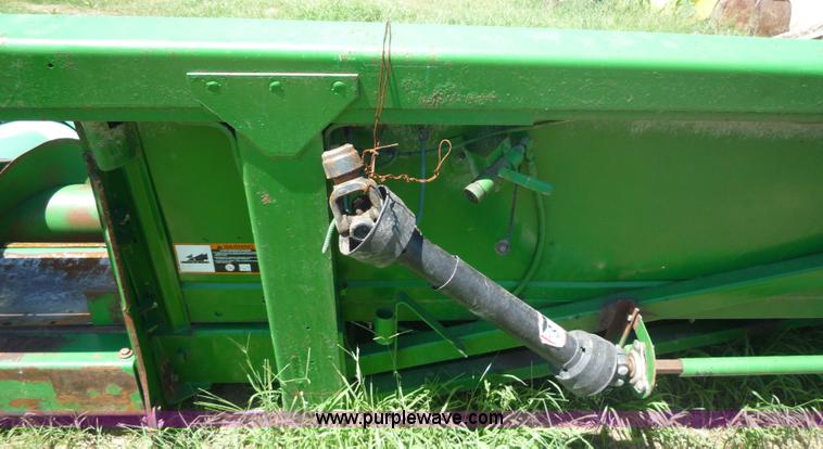 image for item 7005 1996 John Deere 1293 corn head