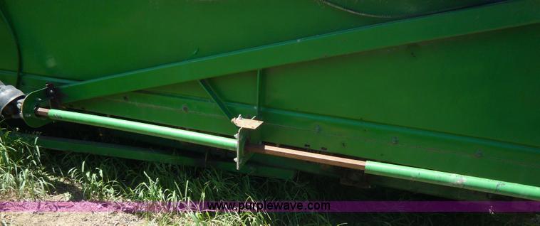 image for item 7005 1996 John Deere 1293 corn head