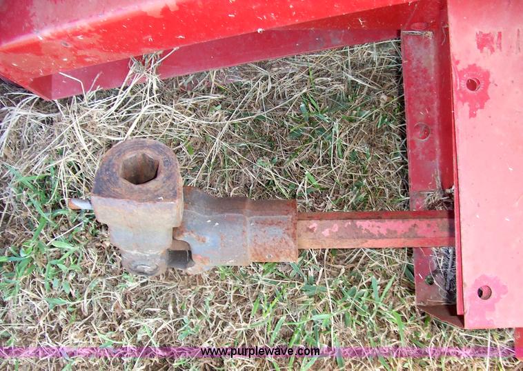 image for item 7127 1997 Case 1083 corn header