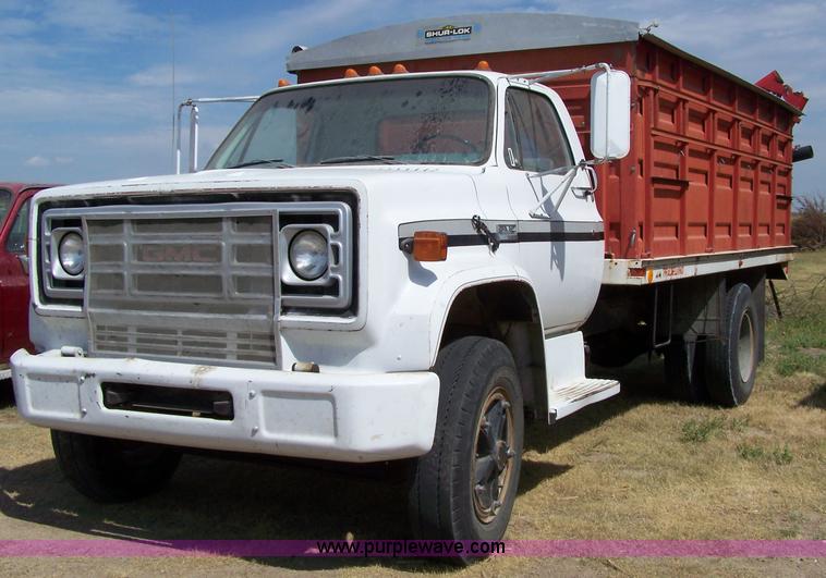 image for item 8261 1977 GMC 6500 grain truck