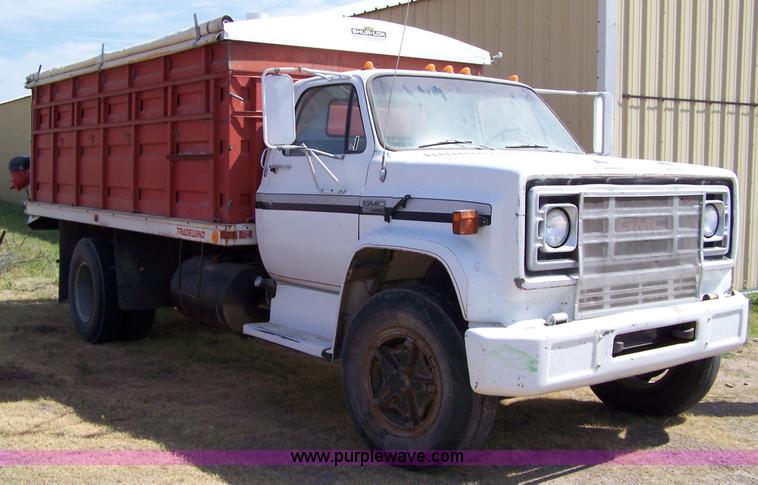 image for item 8261 1977 GMC 6500 grain truck