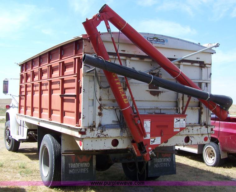 image for item 8261 1977 GMC 6500 grain truck