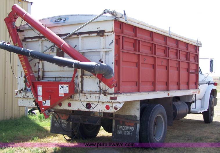 image for item 8261 1977 GMC 6500 grain truck