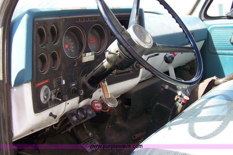 image for item 8261 1977 GMC 6500 grain truck