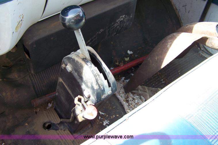 image for item 8261 1977 GMC 6500 grain truck