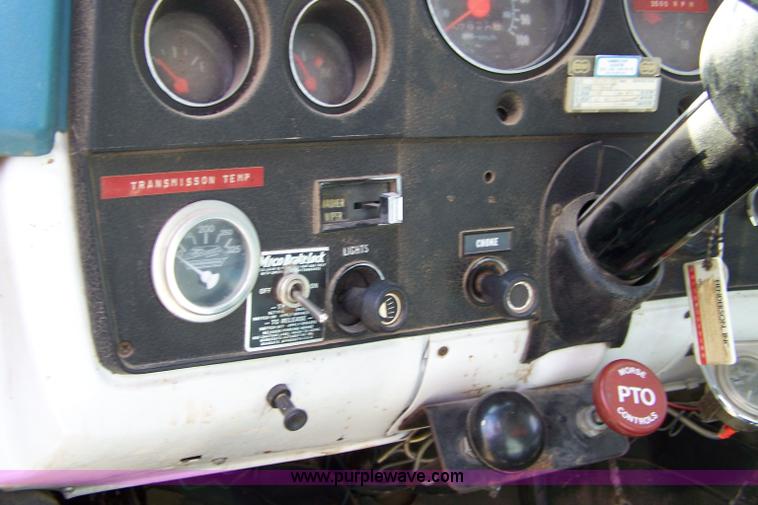 image for item 8261 1977 GMC 6500 grain truck