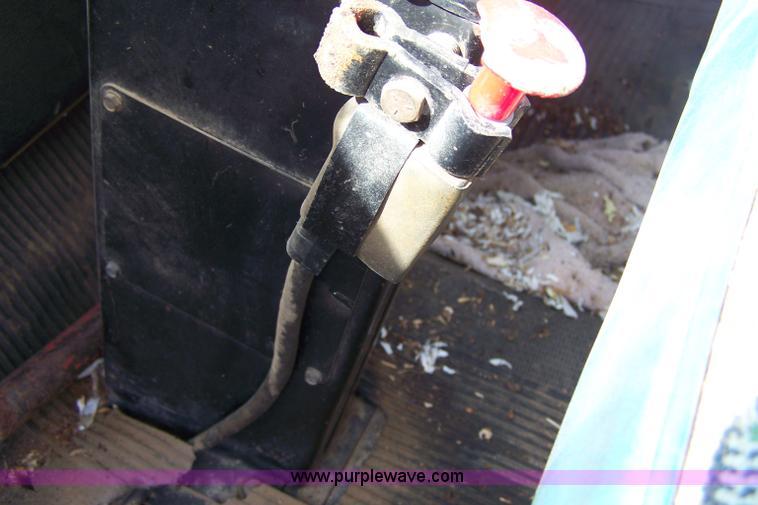 image for item 8261 1977 GMC 6500 grain truck