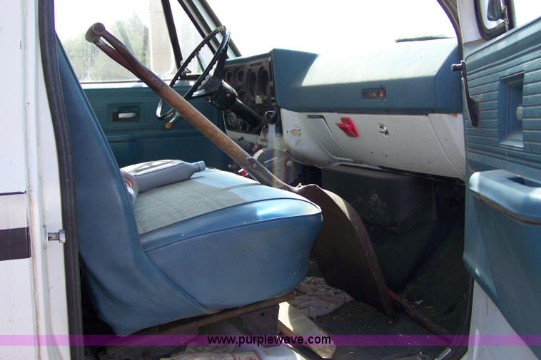 image for item 8261 1977 GMC 6500 grain truck