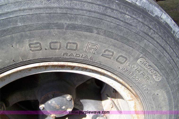 image for item 8261 1977 GMC 6500 grain truck