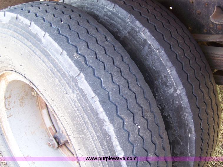 image for item 8261 1977 GMC 6500 grain truck