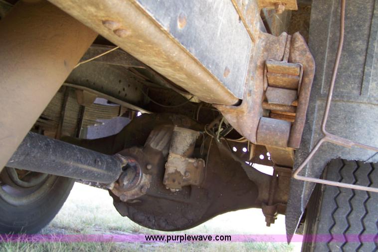 image for item 8261 1977 GMC 6500 grain truck