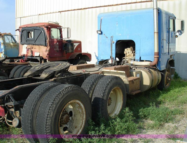 image for item 1016 1978 Freightliner cab-over semi truck