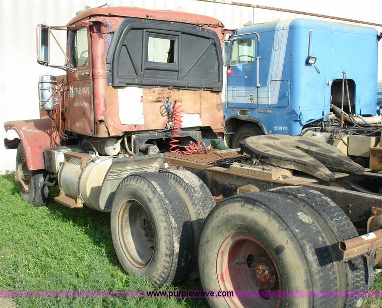 image for item 1017 1974 Diamond Rio semi truck