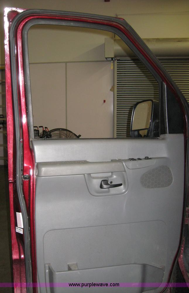 image for item 1030 2006 Ford Econoline E350 eight passenger van