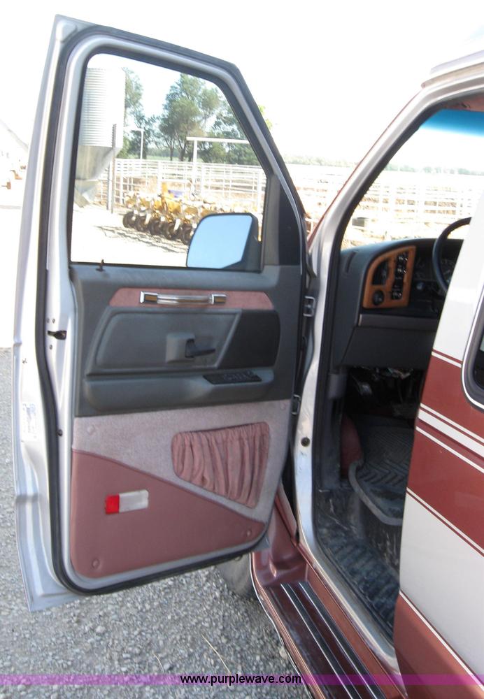 image for item 2530 1993 Ford Econoline E150 van with wheelchair lift