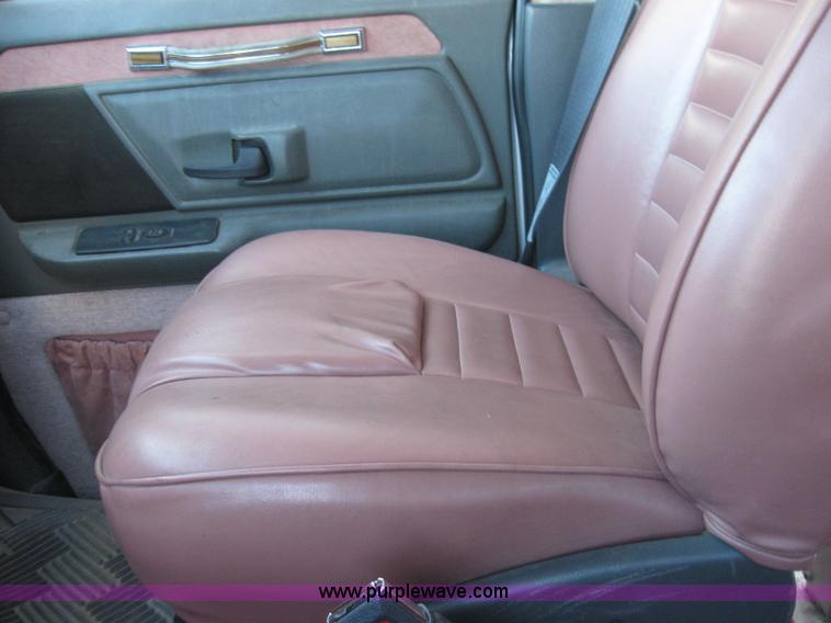 image for item 2530 1993 Ford Econoline E150 van with wheelchair lift