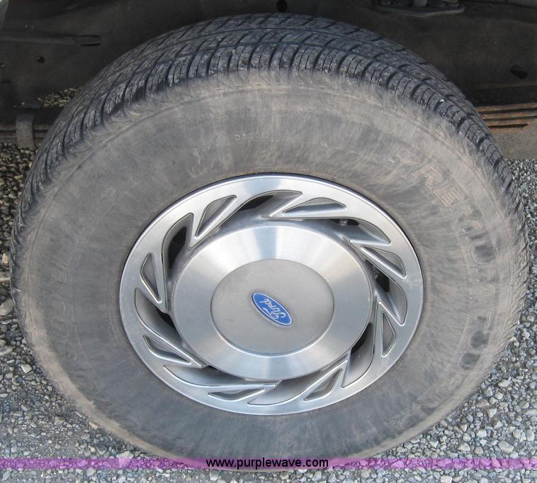 image for item 2530 1993 Ford Econoline E150 van with wheelchair lift