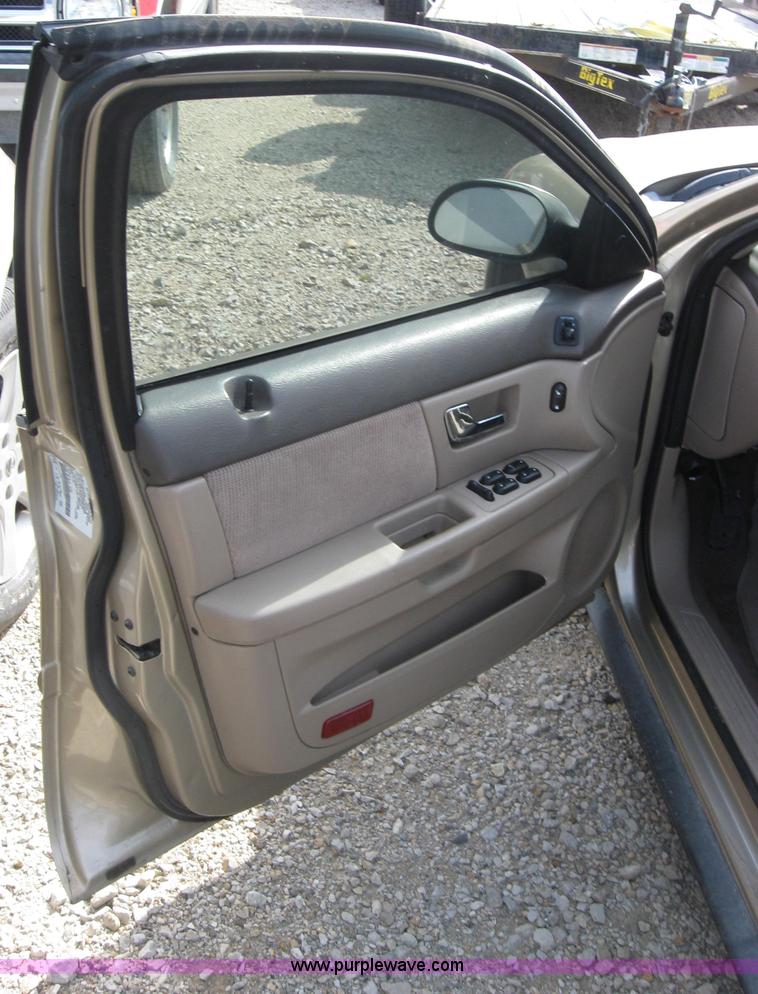 image for item 2569 2001 Ford Taurus