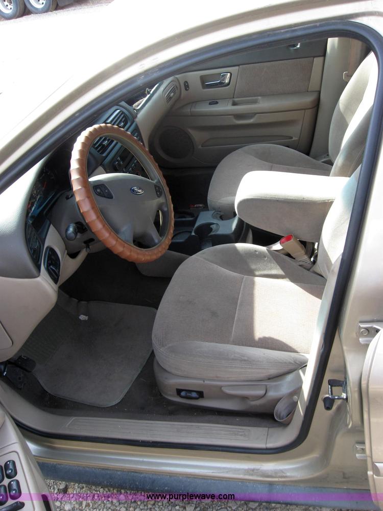 image for item 2569 2001 Ford Taurus